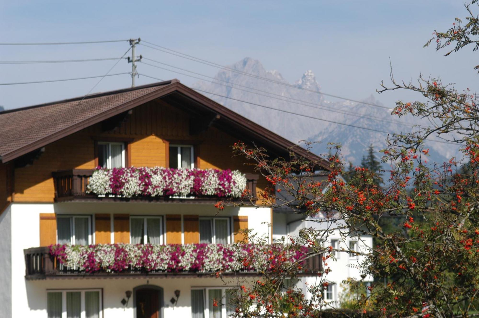 Hotel Haus Dachstein Schnitzer Eben Im Pongau Exterior foto